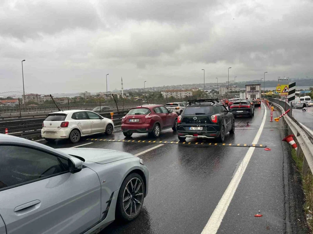 Küçükçekmece D-100'de kasis ve yağmur trafiği kilitledi