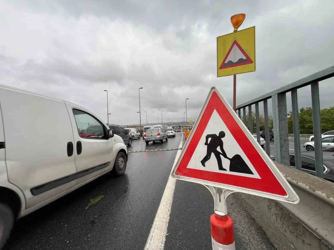 Küçükçekmece D-100'de kasis ve yağmur trafiği kilitledi
