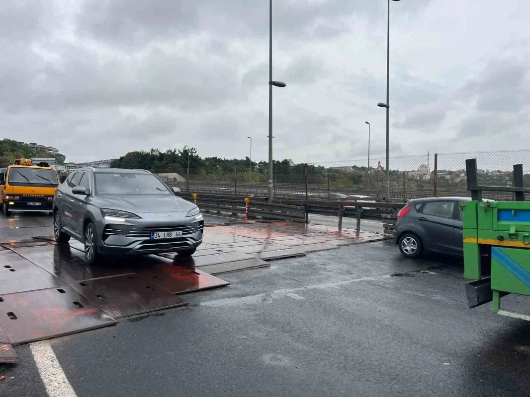 Küçükçekmece D-100'de kasis ve yağmur trafiği kilitledi