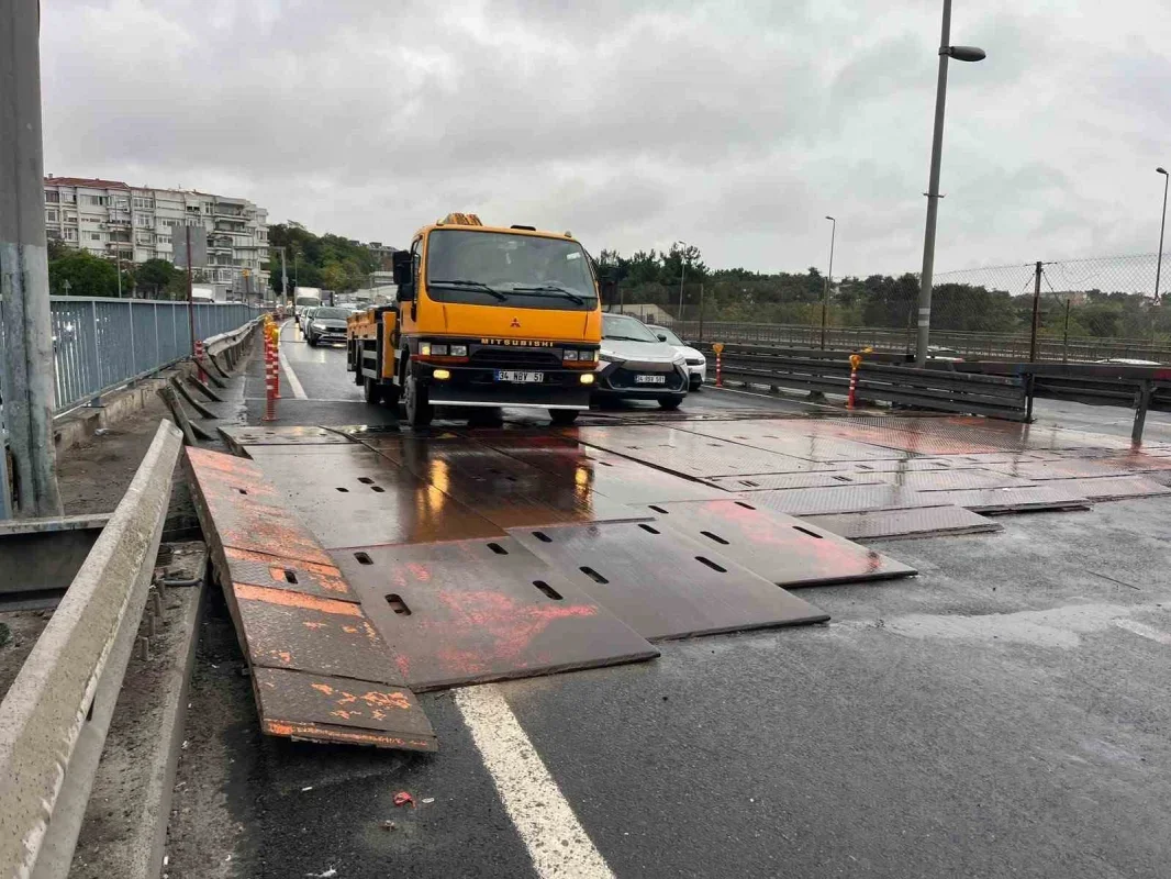 Küçükçekmece D-100'de kasis ve yağmur trafiği kilitledi