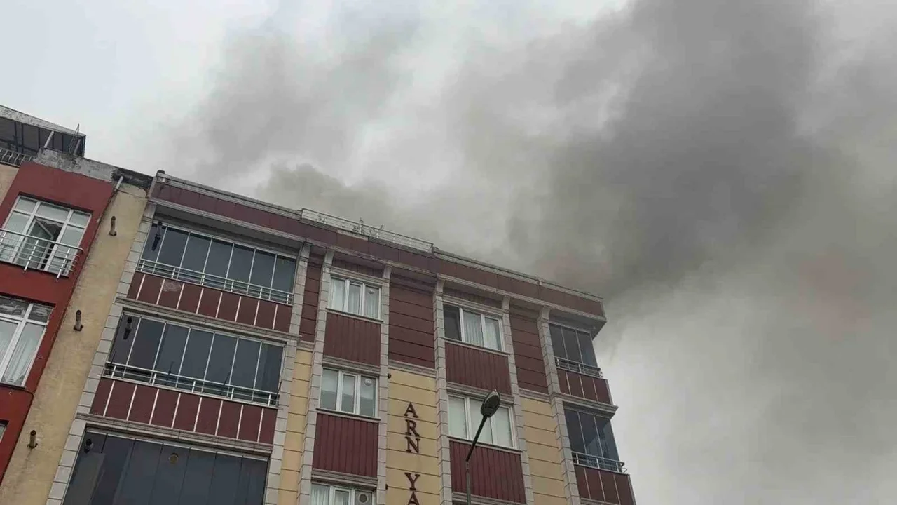 Arnavutköy'de yangın: Alevler iki binanın çatısına sıçradı