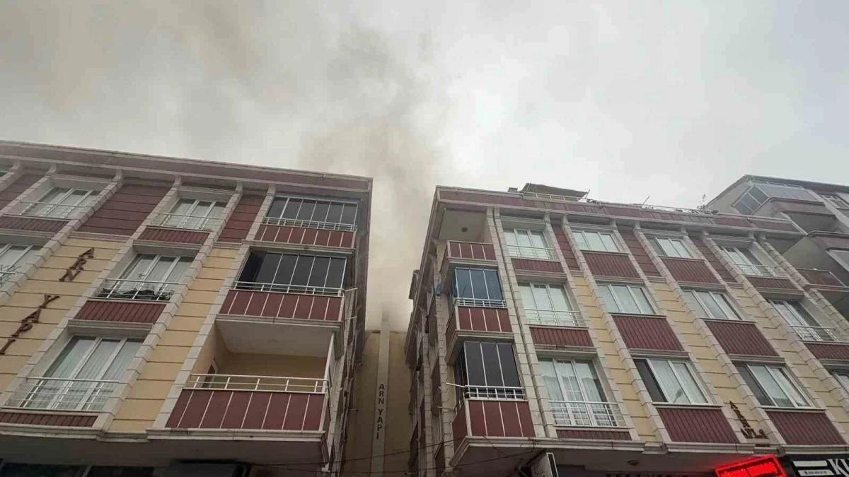 Arnavutköy'de yangın: Alevler iki binanın çatısına sıçradı