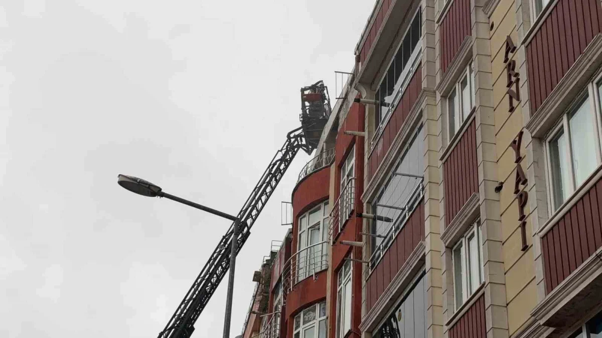 Arnavutköy'de yangın: Alevler iki binanın çatısına sıçradı