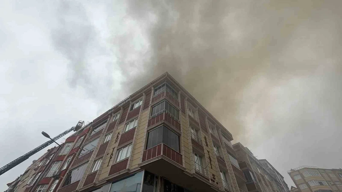Arnavutköy'de yangın: Alevler iki binanın çatısına sıçradı