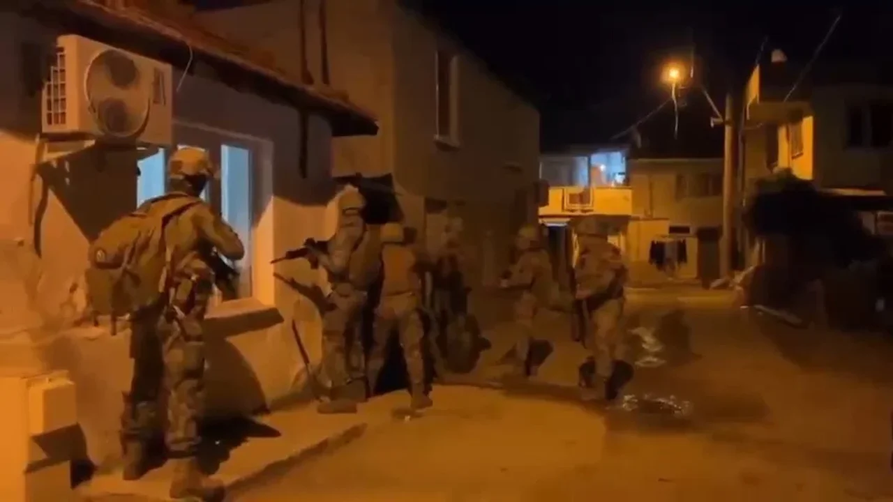 Edremit Körfezi'nde 37 adrese operasyon: 20 gözaltı