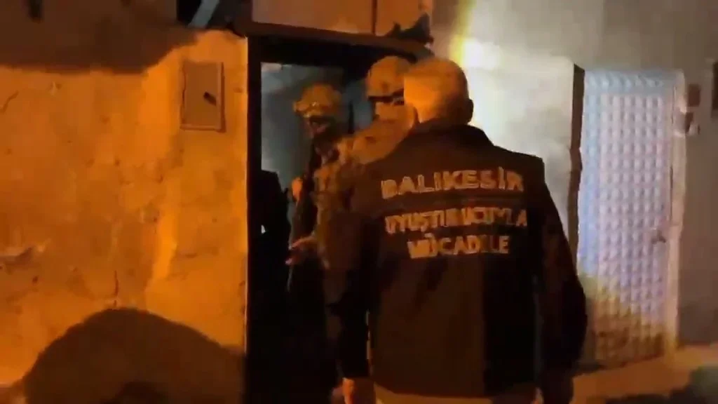 Edremit Körfezi'nde 37 adrese operasyon: 20 gözaltı