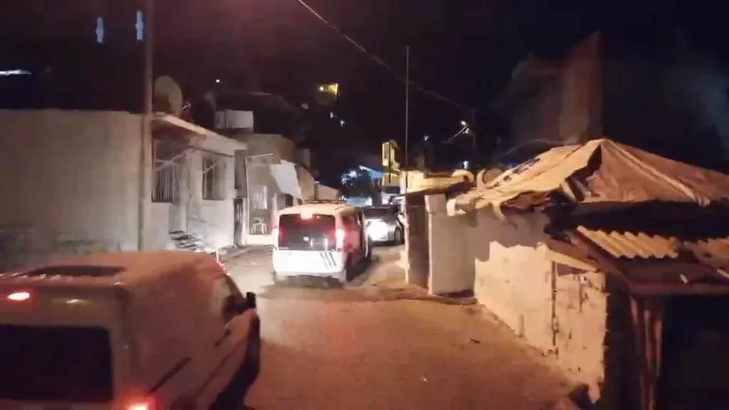 Edremit Körfezi'nde 37 adrese operasyon: 20 gözaltı