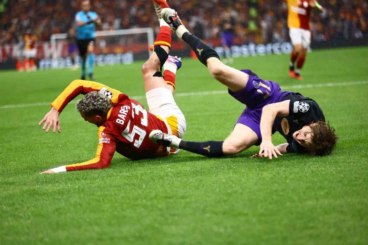 Galatasaray-Barcelona maçında ilk yarı 1-1 bitti