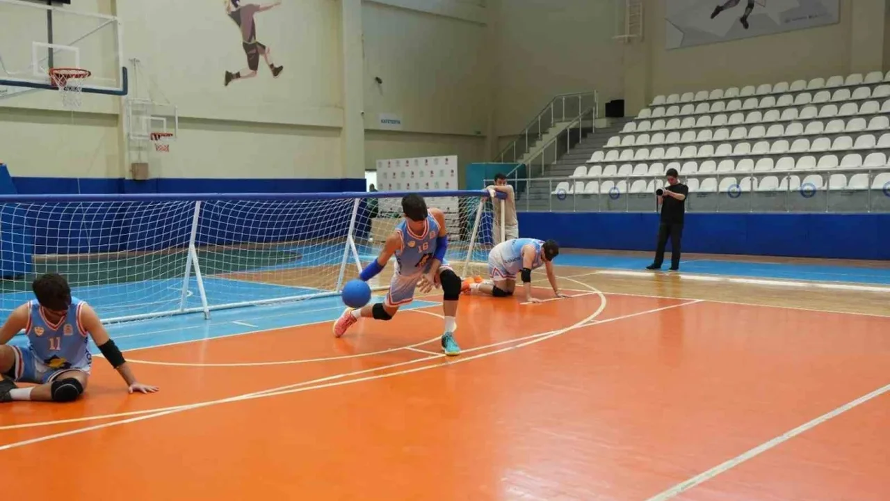 Bursa'da Final Spor gözleri kapalı goalball oynadı