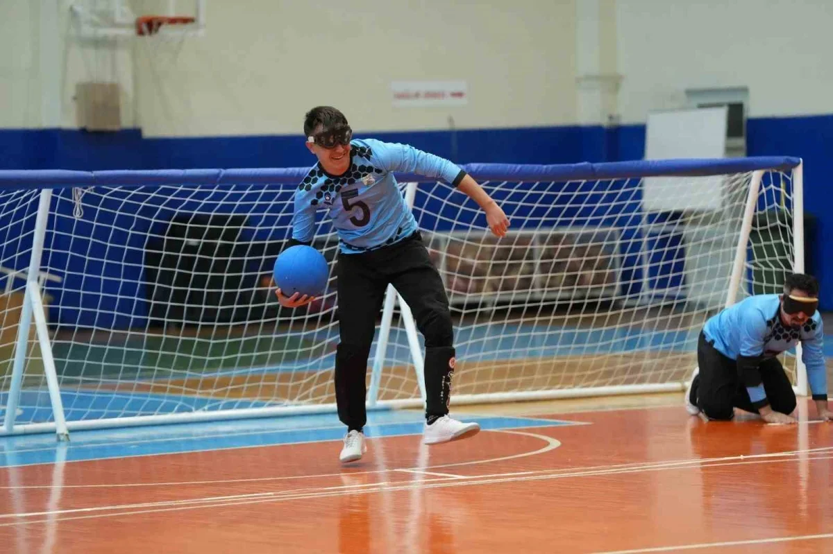Bursa'da Final Spor gözleri kapalı goalball oynadı