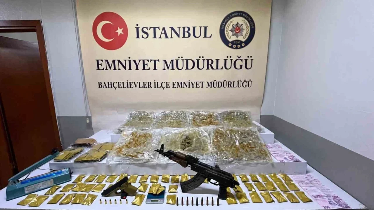 Başakşehir'de 7 kilo 765 gram skunk ve AK-47 bulundu