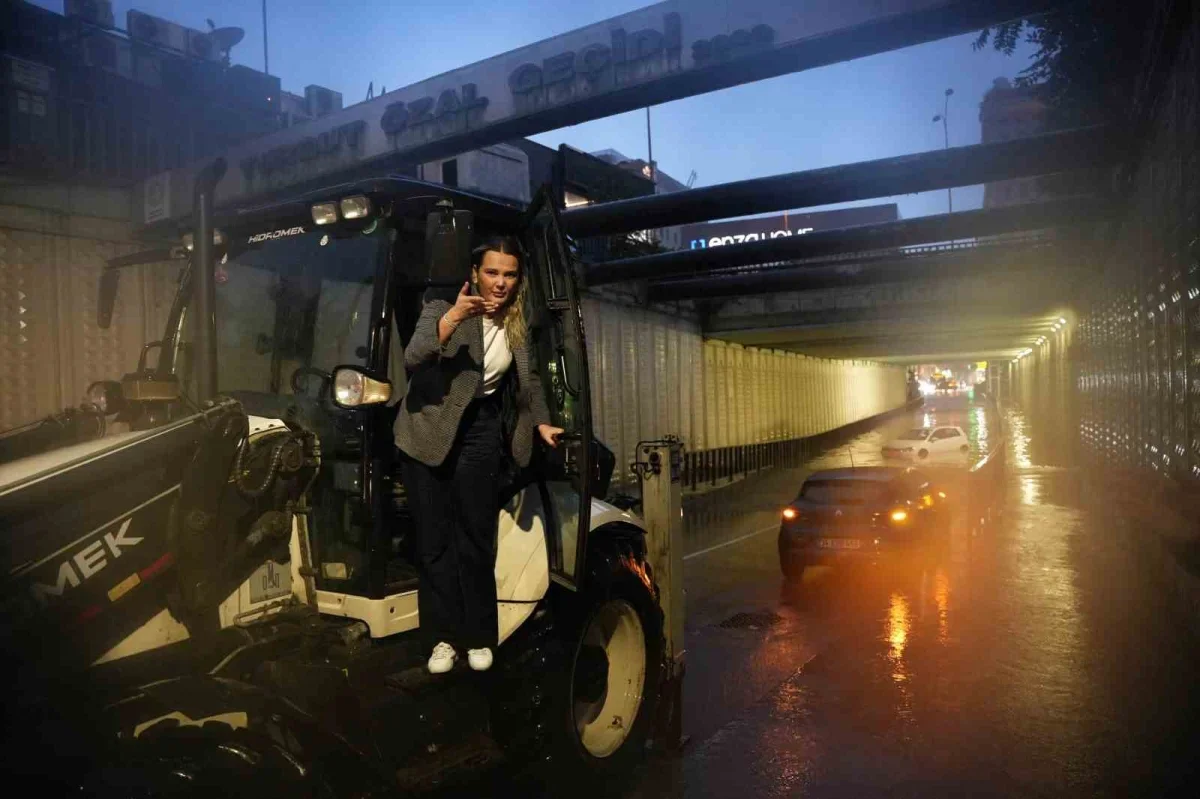 Bahçelievler'de alt geçitte mahsur kalan sürücü kurtarıldı