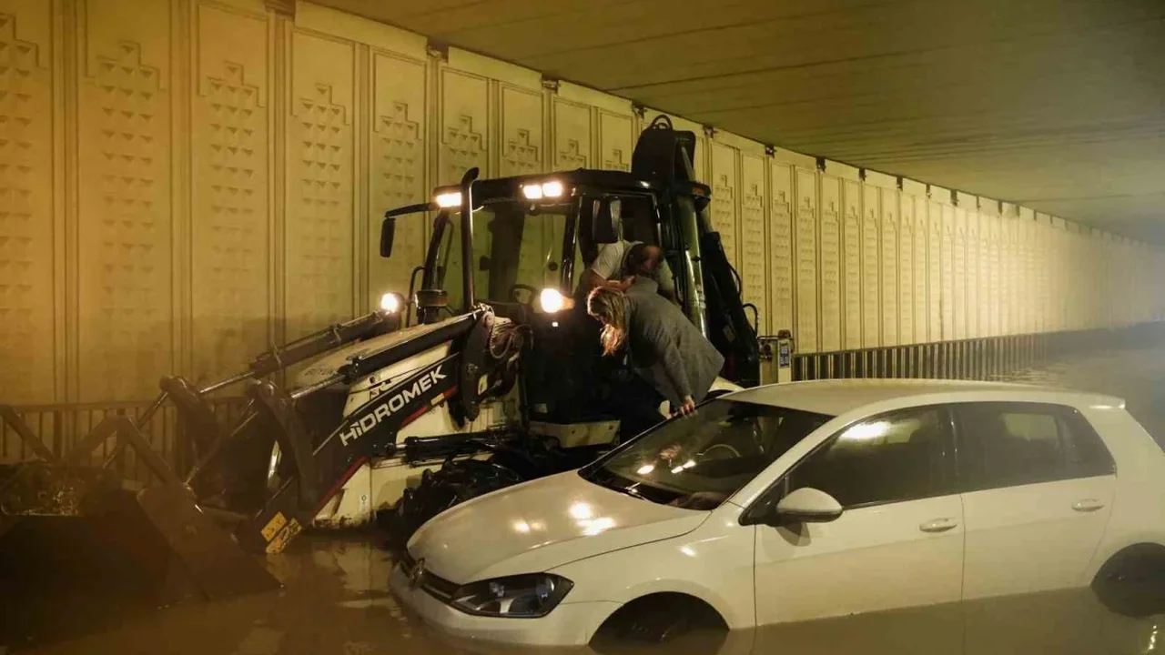 Bahçelievler'de alt geçitte mahsur kalan sürücü kurtarıldı