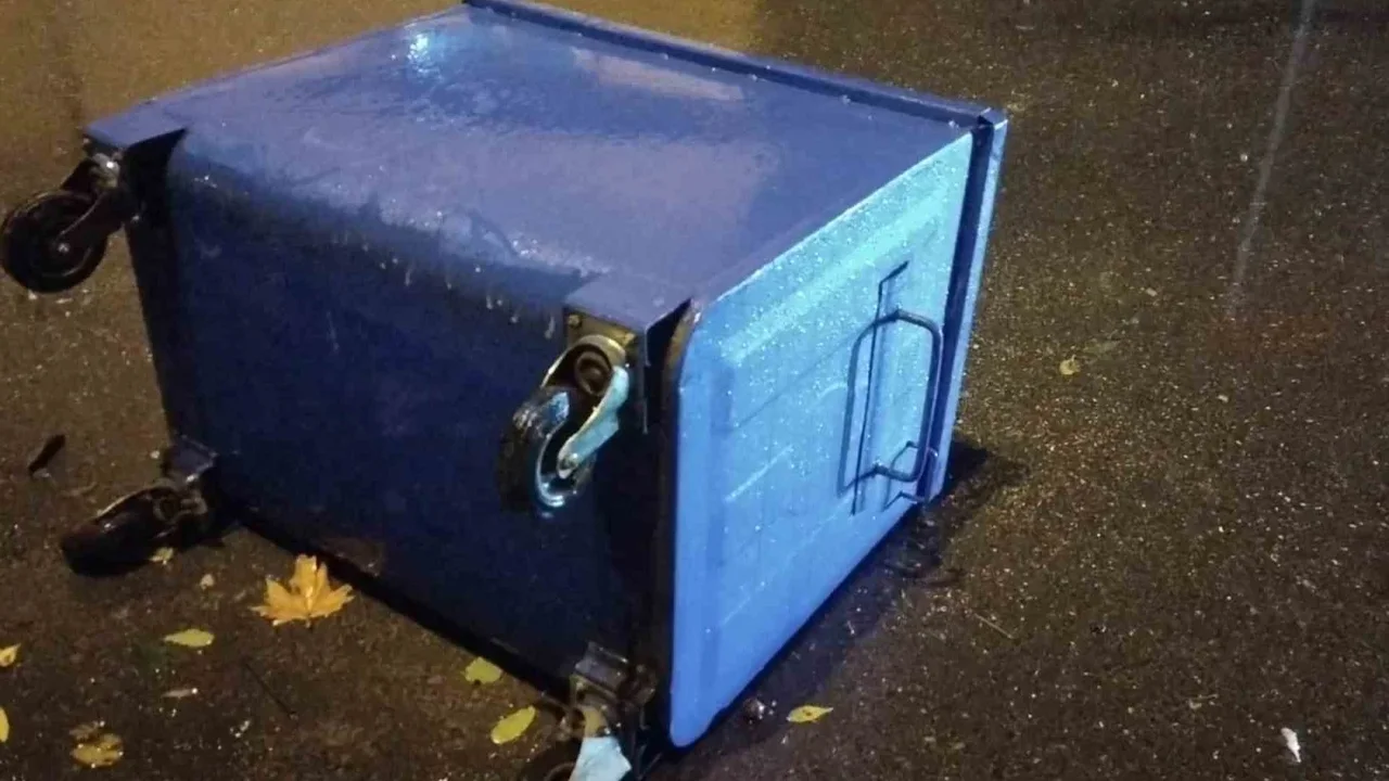 İstanbul sağanağı Üsküdar'da yolları nehre çevirdi