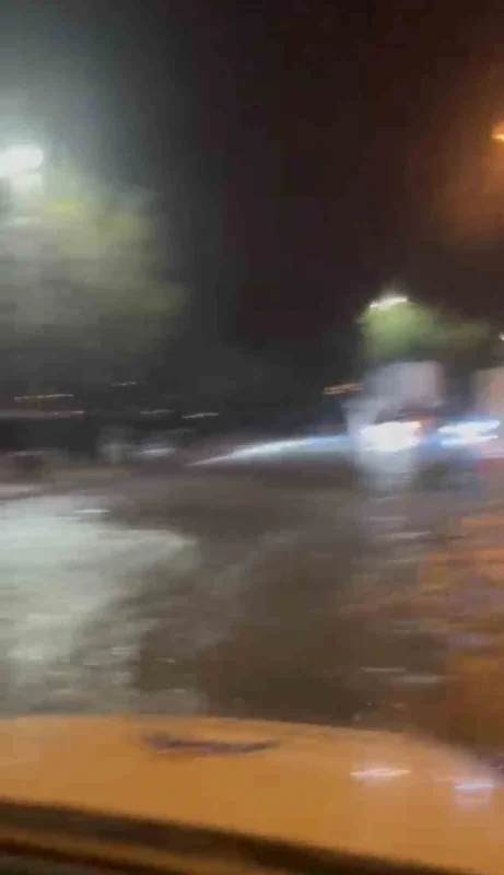 İstanbul sağanağı Üsküdar'da yolları nehre çevirdi