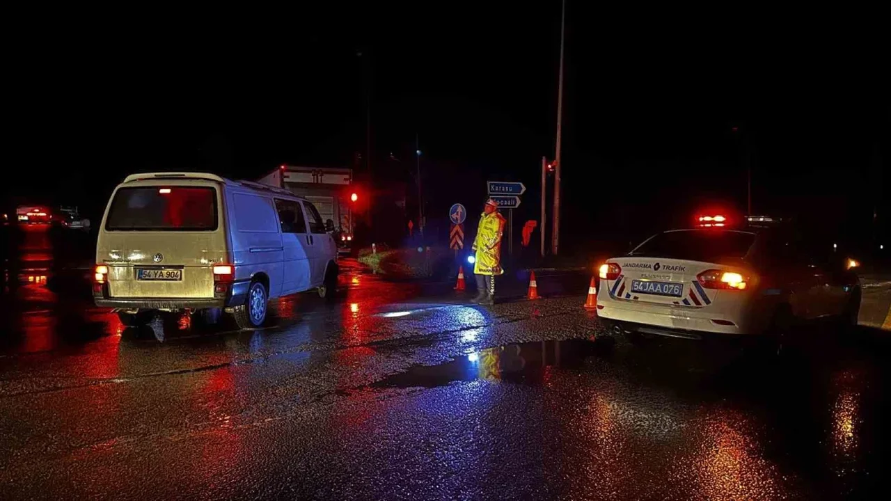 Sakarya'da sel: D-650 kara yolunda ulaşım durdu