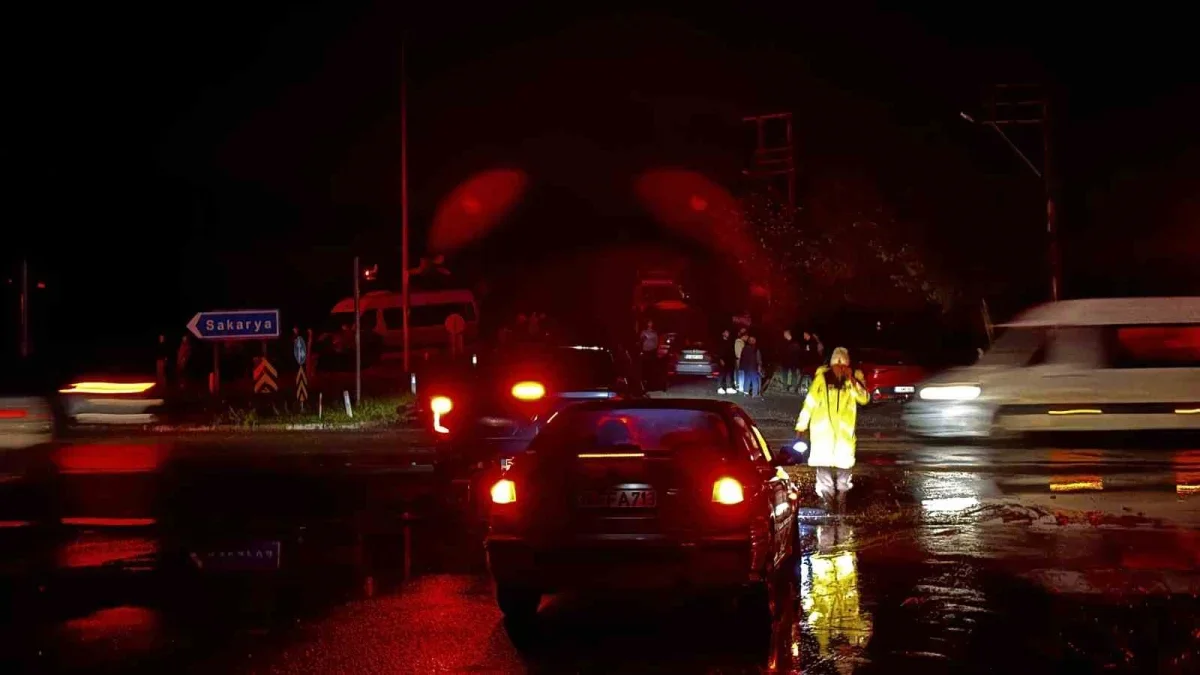 Sakarya'da sel: D-650 kara yolunda ulaşım durdu