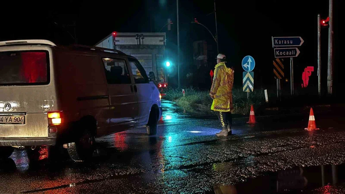 Sakarya'da sel: D-650 kara yolunda ulaşım durdu