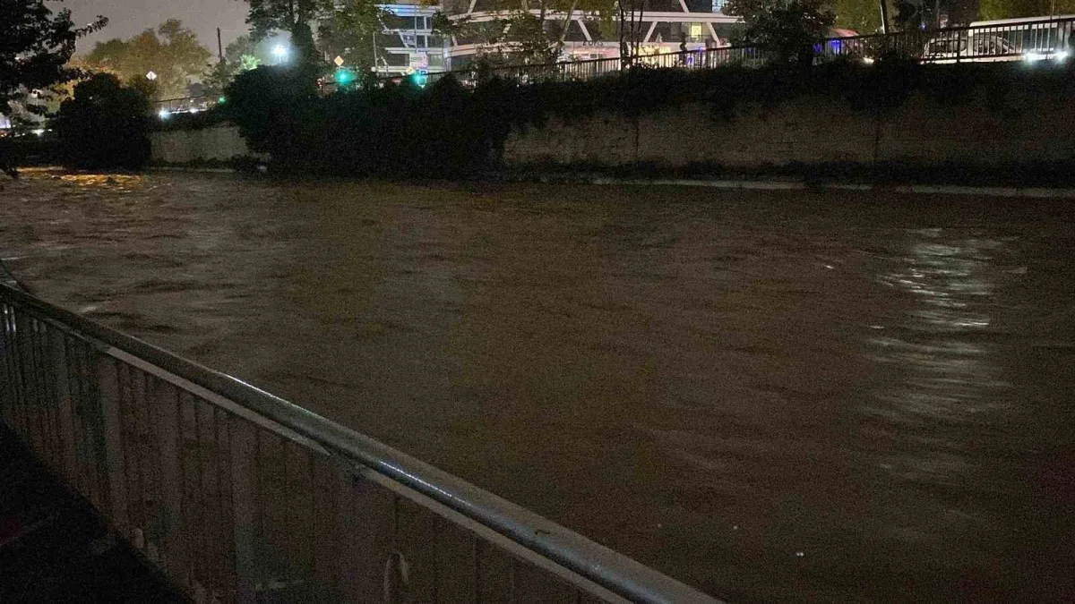 İstanbul'da Kağıthane Deresi taşma noktasına geldi