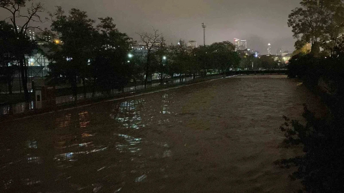 İstanbul'da Kağıthane Deresi taşma noktasına geldi