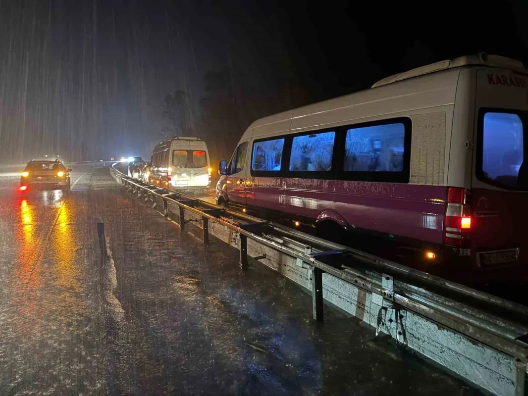 Sakarya Karasu'da sağanak, araçlar suda sürüklendi