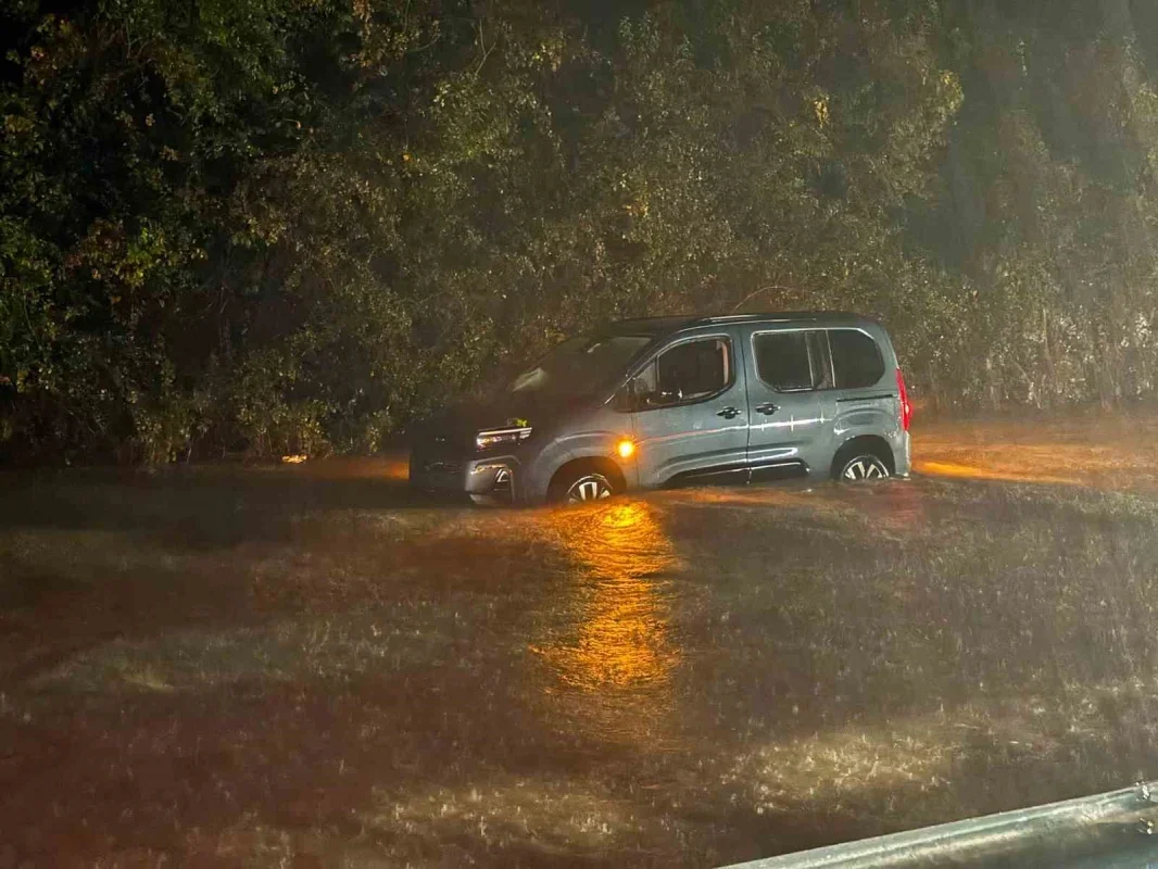 Sakarya Karasu'da sağanak, araçlar suda sürüklendi