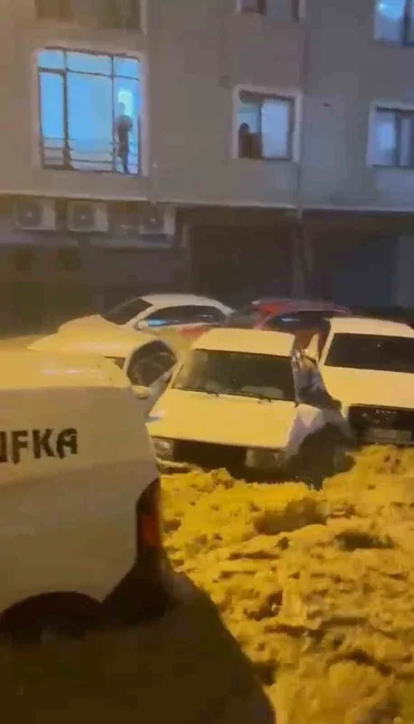 Sakarya Karasu'da sağanak, araçlar suda sürüklendi