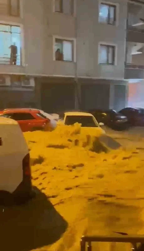 Sakarya Karasu'da sağanak, araçlar suda sürüklendi