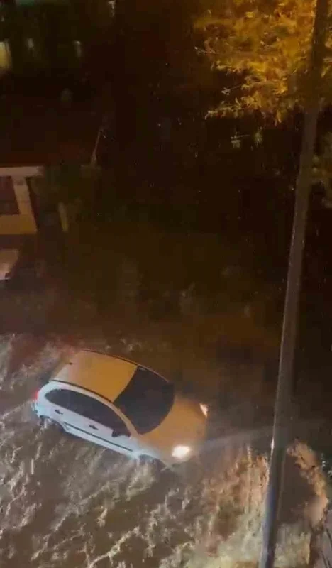 Sakarya Karasu'da sağanak, araçlar suda sürüklendi