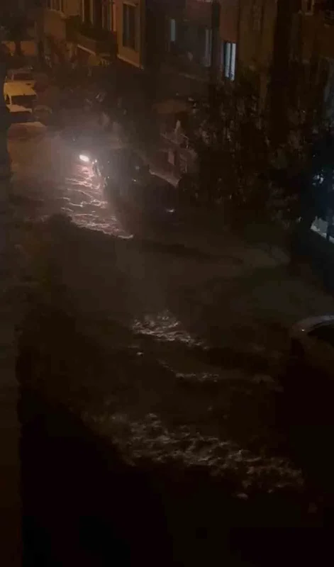 Sakarya Karasu'da sağanak, araçlar suda sürüklendi