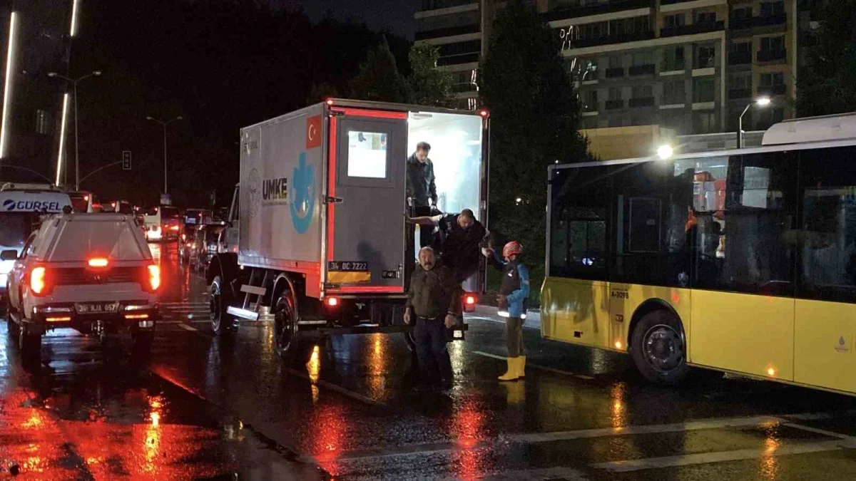 Sarıyer'de mahsur kalan 200'ün üzerinde çalışan kurtarıldı