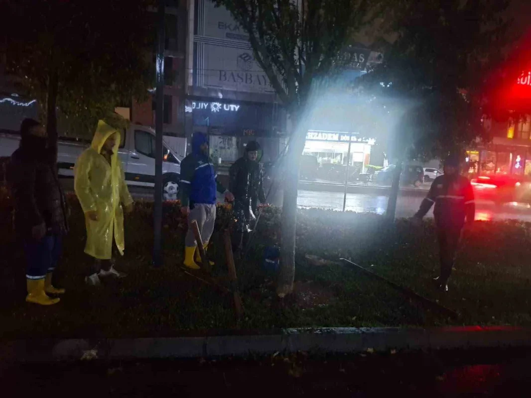 Arnavutköy'de yağışa 300 personel ve 80 araçla müdahale