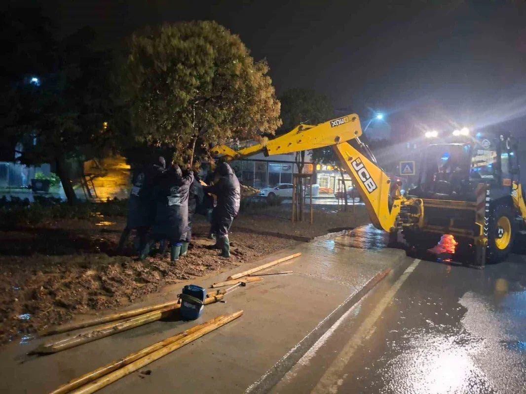 Arnavutköy'de yağışa 300 personel ve 80 araçla müdahale