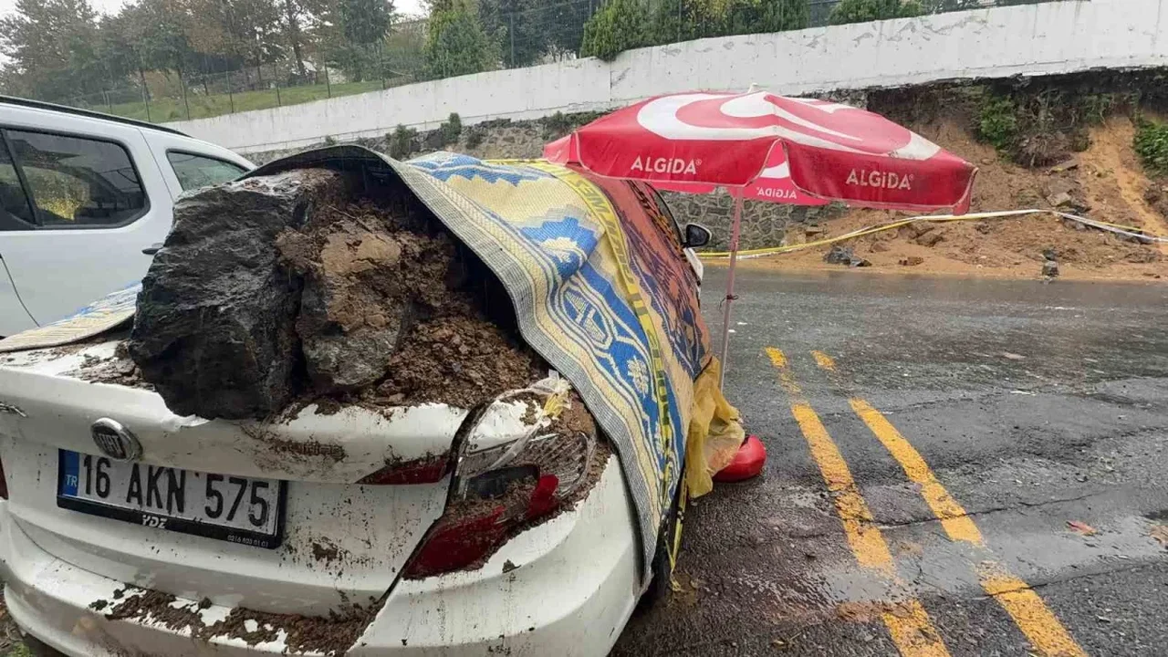 Sultangazi'de istinat duvarı çöktü, otomobil enkazda