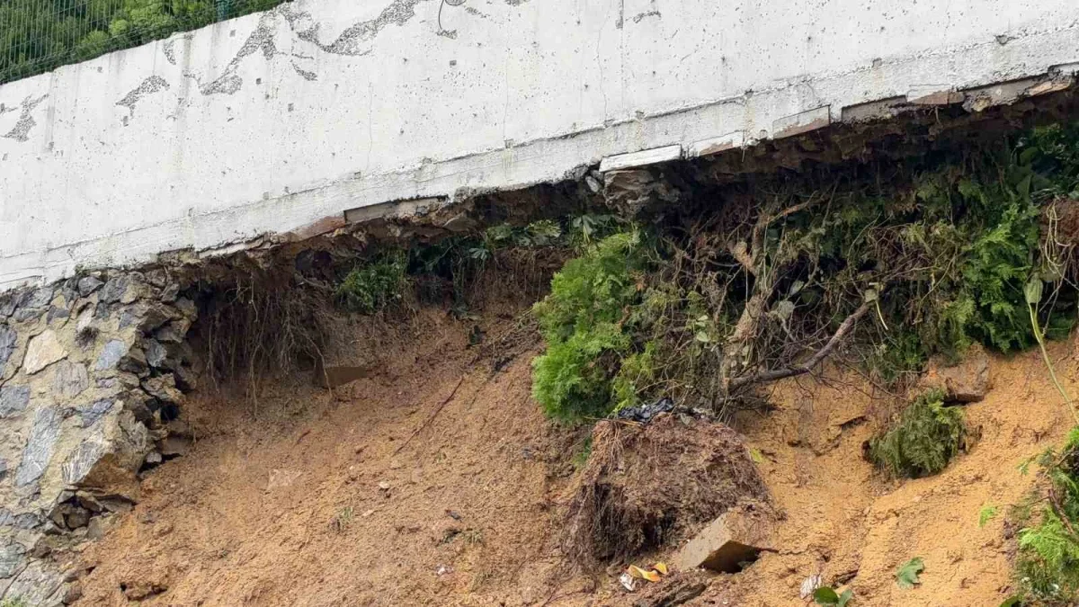 Sultangazi'de istinat duvarı çöktü, otomobil enkazda