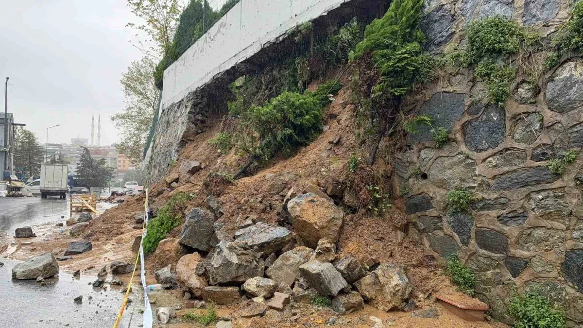 Sultangazi'de istinat duvarı çöktü, otomobil enkazda