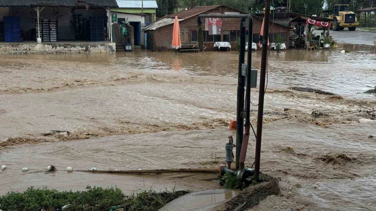 İznik'te dere taştı, mahalle ve sebze hali su altında