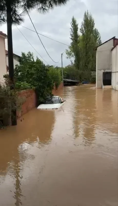 İznik'te dere taştı, mahalle ve sebze hali su altında