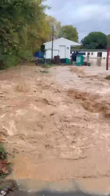 İznik'te dere taştı, mahalle ve sebze hali su altında