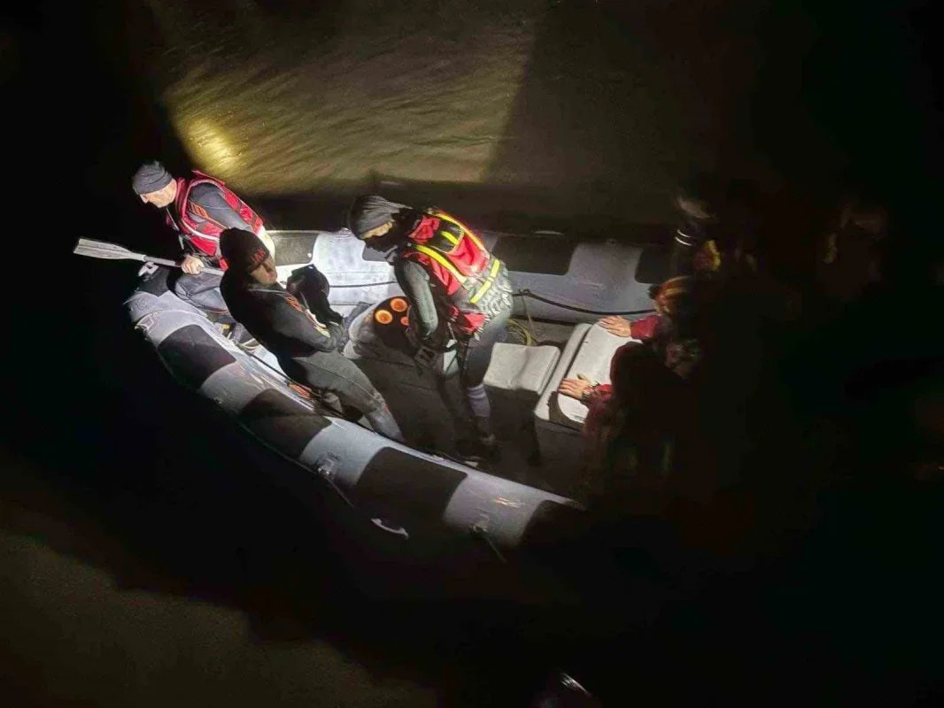 Kemerburgaz'da mahsur kalan vatandaşları jandarma kurtardı