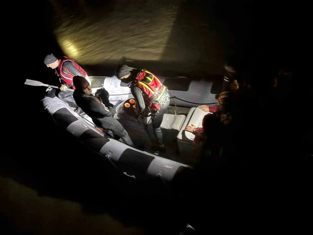 Kemerburgaz'da mahsur kalan vatandaşları jandarma kurtardı