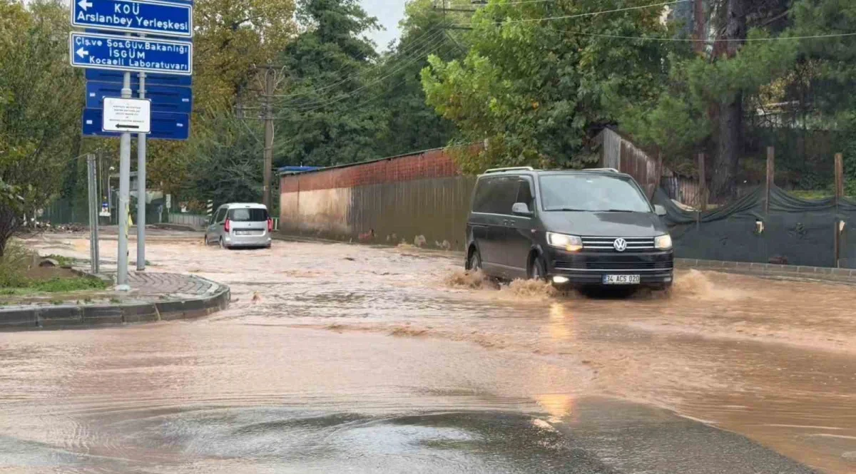Kocaeli Başiskele'de sağanak, ev ve seraları bastı