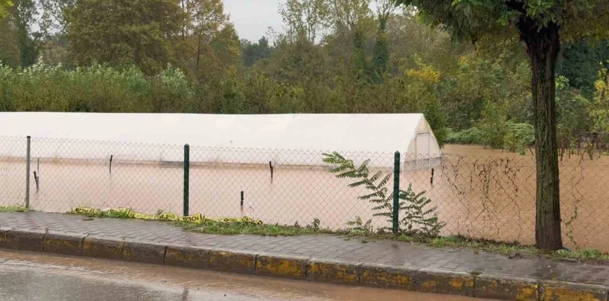 Kocaeli Başiskele'de sağanak, ev ve seraları bastı