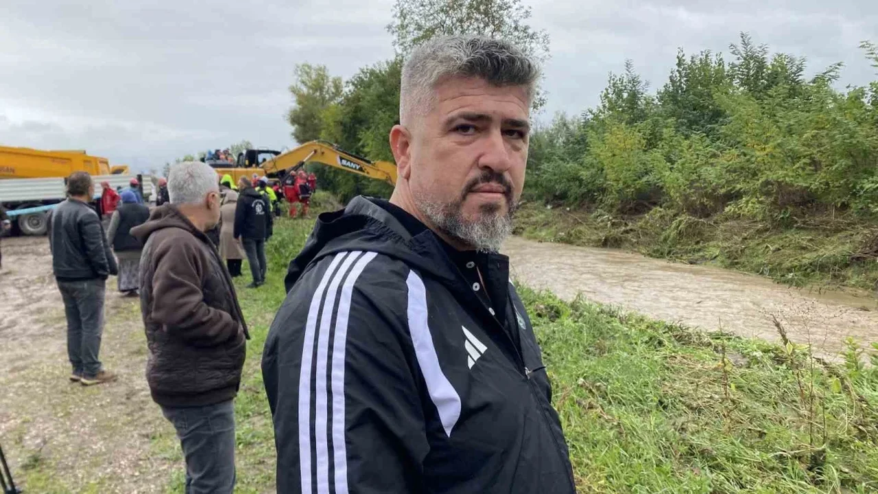 Başiskele'de dereye düşen araçta kayıp muhtar aranıyor