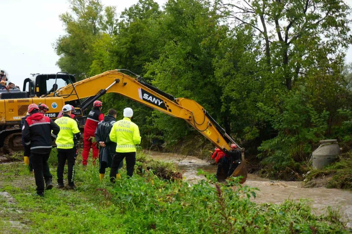Başiskele'de eski muhtarın aracı derede sürüklendi