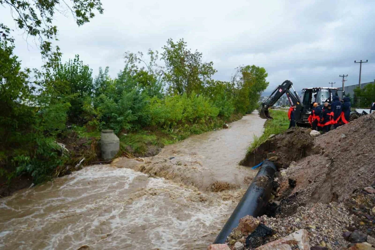 Başiskele'de eski muhtarın aracı derede sürüklendi
