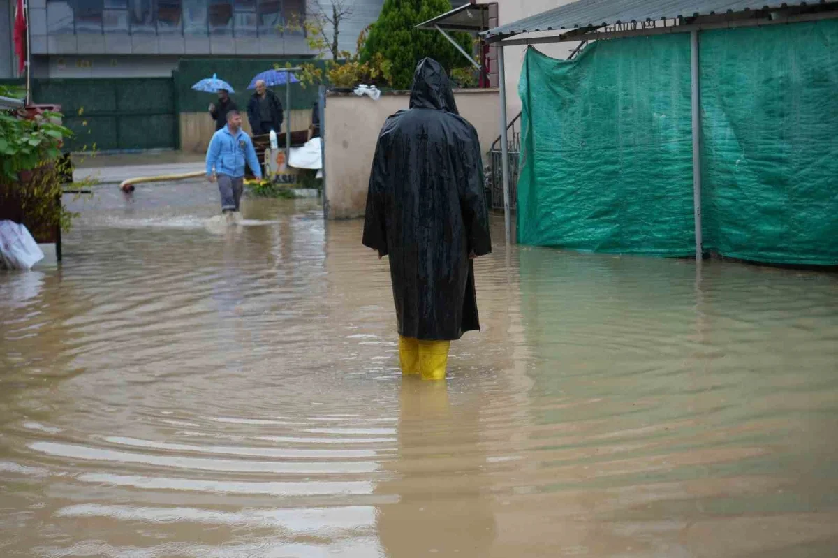 Kocaeli Başiskele'de sel, depoda 3 milyon TL hasar