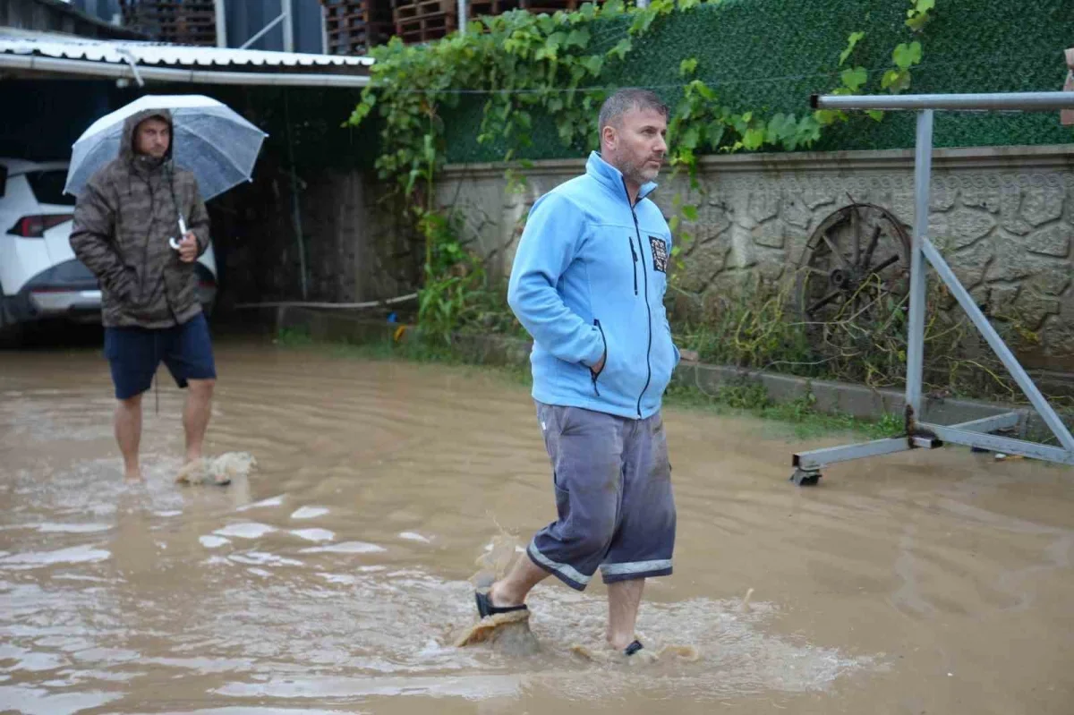 Kocaeli Başiskele'de sel, depoda 3 milyon TL hasar