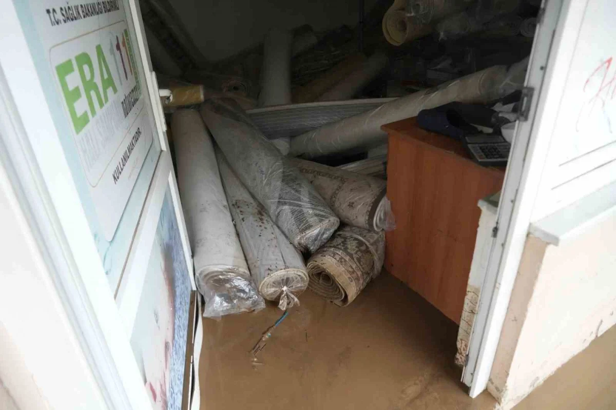 Kocaeli Başiskele'de sel, depoda 3 milyon TL hasar