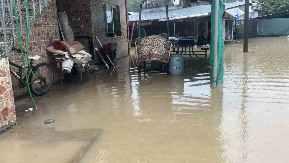 Kocaeli Başiskele'de sel, depoda 3 milyon TL hasar